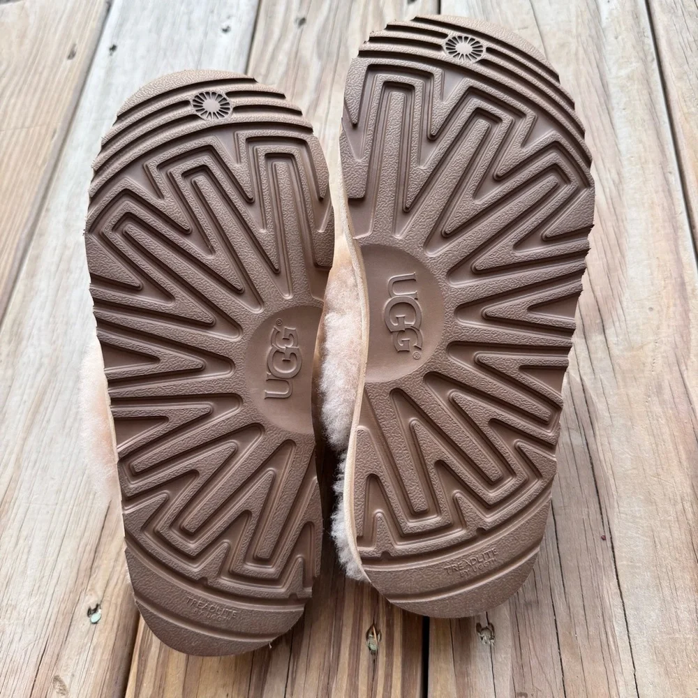 UGG Cozy II Metallic Slippers gold big kid 5 / women’s 7